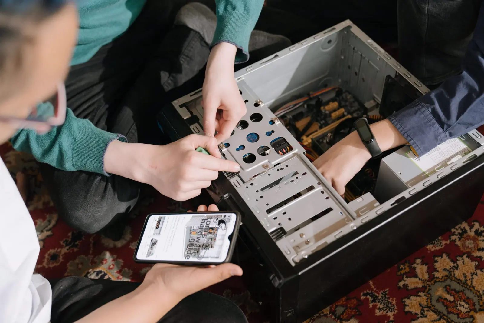 Zwei Personen bauen gemeinsam ein Computergehäuse auf